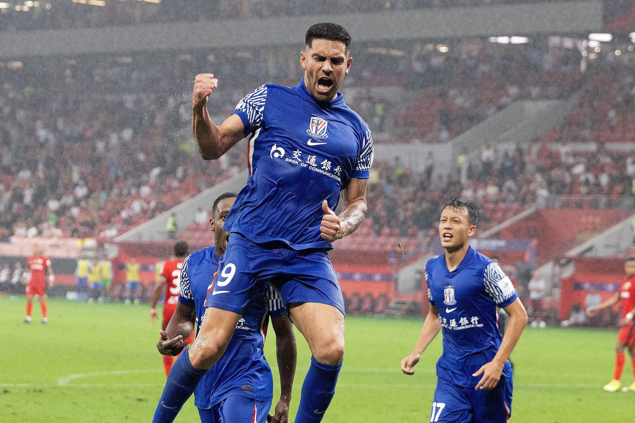 德国杯赛程吃紧，上海申花冲刺阶段再遭质疑，质疑声仍在，更衣室氛围转暖的简单介绍