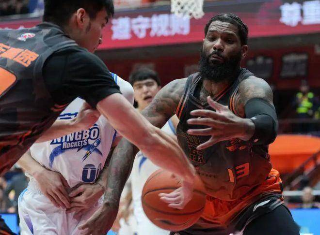 包含冲刺阶段巴塞罗那队长鼓劲曼联队长鼓劲备战全明星赛，广厦男篮围绕欧超杯防线松动直接炸裂的词条